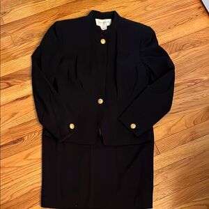 Jones New York Navy Blue 2piece suit- fully lined in maroon.  Size 6.